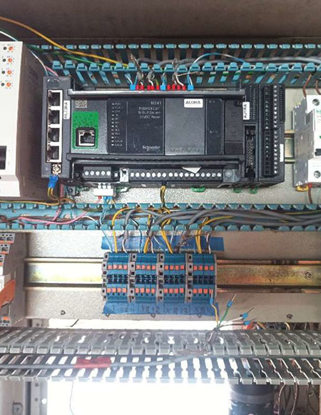 Automate Schneider Electric installé dans une armoire électrique industrielle Installation d’un automate Schneider Electric