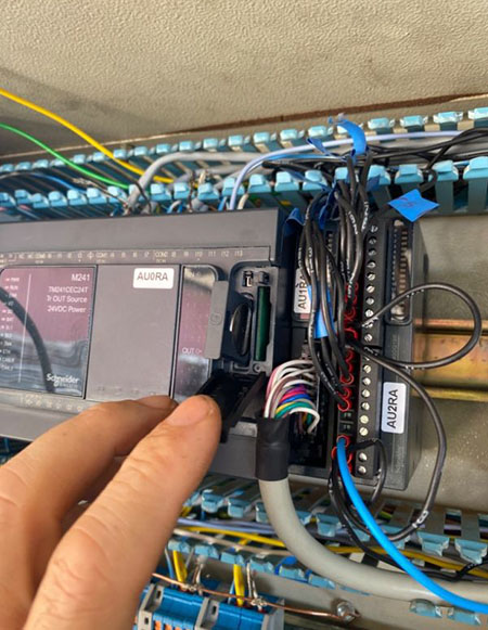 Raccordement d’un automate industriel Schneider Raccordement et câblage d’un automate Schneider Electric dans une armoire industrielle
