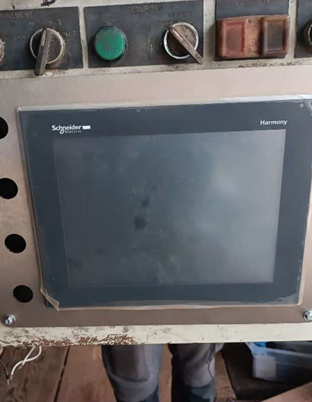 Installation d’un écran de commande Schneider Harmony Écran Schneider Electric Harmony installé sur le pupitre d’une machine industrielle