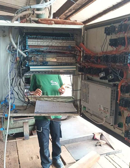 Modernisation d’une armoire électrique industrielle Technicien intervenant sur le câblage d’une armoire électrique industrielle en Guyane