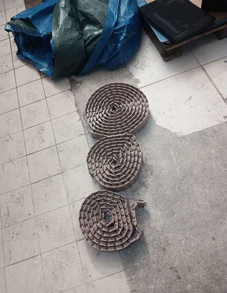 Contrôle et nettoyage des tapis du convoyeur Tapis de convoyeur industriel démontés, contrôlés et nettoyés pendant une opération de maintenance