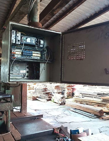 Contrôle d’une armoire électrique de machine industrielle Armoire électrique ouverte lors d’une opération de maintenance industrielle