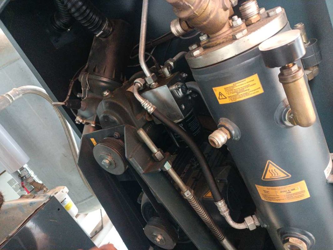 Vue intérieure des composants mécaniques d’un compresseur d’air Kaeser