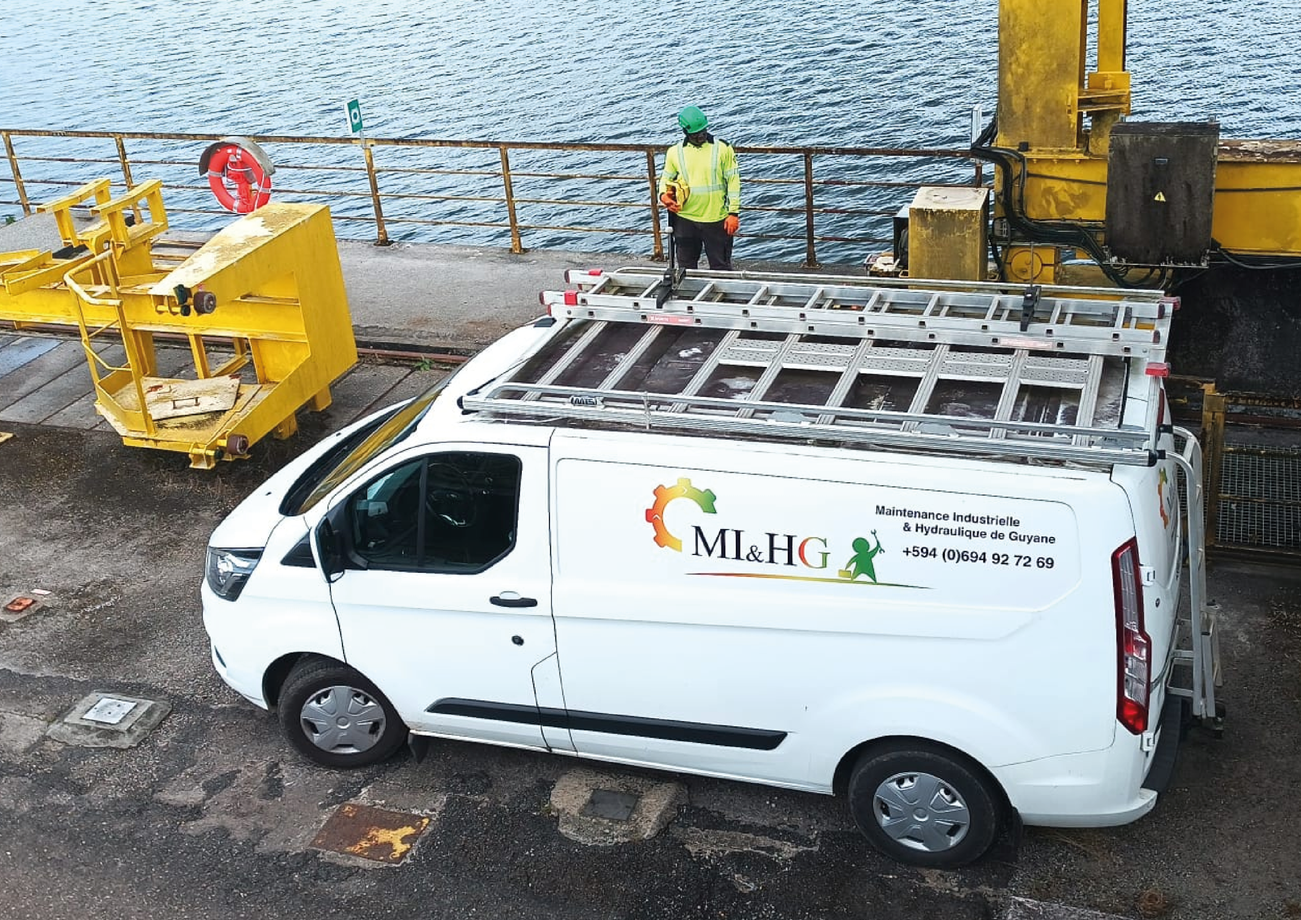 Techniciens MI&HG lors d’une intervention sur une machine industrielle en Guyane